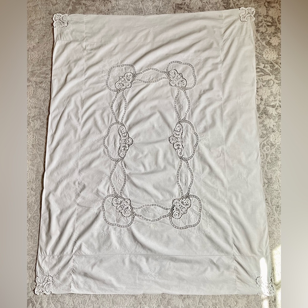 WHITE VINTAGE BATTENBURG LACE RECTANGULAR TABLECLOTH